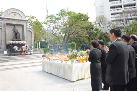 สคร. ร่วมสักการะสิ่งศักดิ์สิทธิ์ประจำกระทรวงการคลังเนื่องในโอกาสครบรอบ 142 ปี