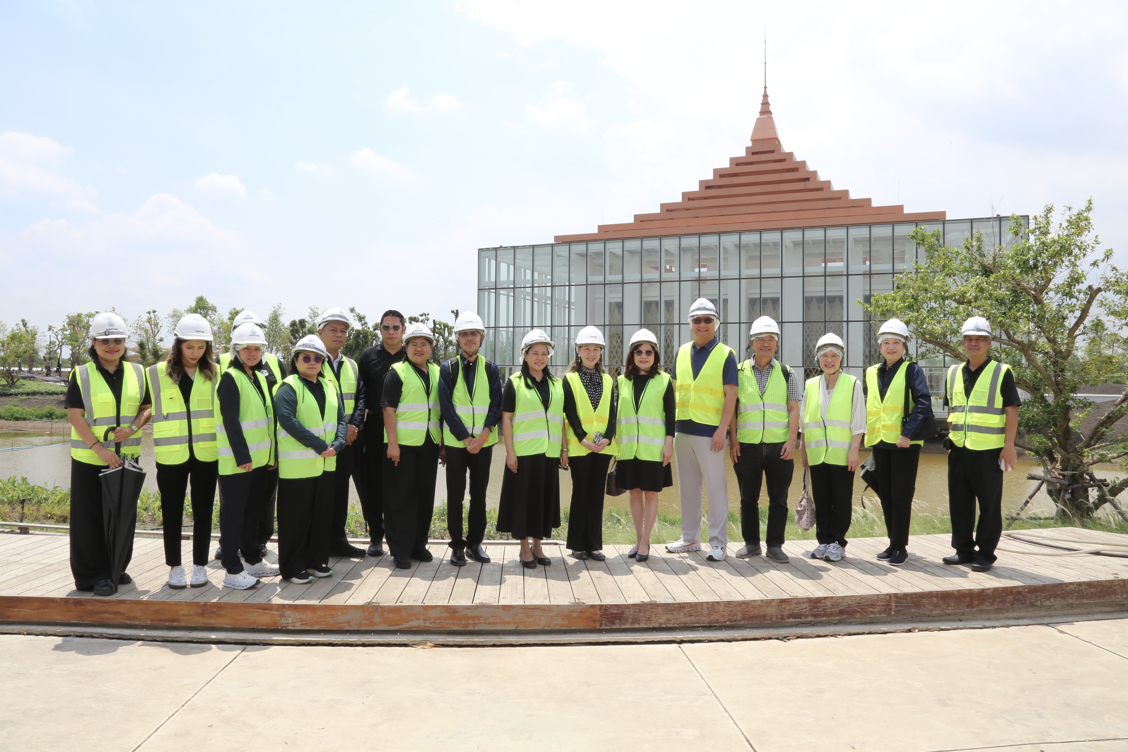คณะอนุกรรมการประเมินผลการดำเนินงานรัฐวิสาหกิจ สาขาเกษตรและสาขาทรัพยากรธรรมชาติ และผู้บริหารสำนักงานคณะกรรมการนโยบายรัฐวิสาหกิจ เยี่ยมชมโครงการก่อสร้างสวนสัตว์แห่งใหม่ คลองหก จังหวัดปทุมธานี