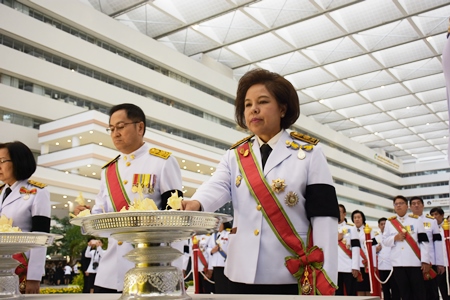 ที่ปรึกษา ถวายดอกไม้จันทน์