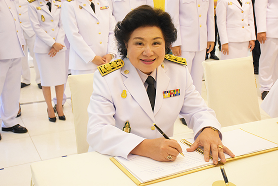 สคร.ร่วมพิธีทำบุญตักบาตรพระสงฆ์ ถวายสัตย์ปฏิญาณเพื่อเป็นข้าราชการที่ดีและพิธีลงนามถวายพระพร เนื่องในวันเฉลิมพระชนมพรรษาพระบาทสมเด็จพระวชิรเกล้าเจ้าอยู่หัว