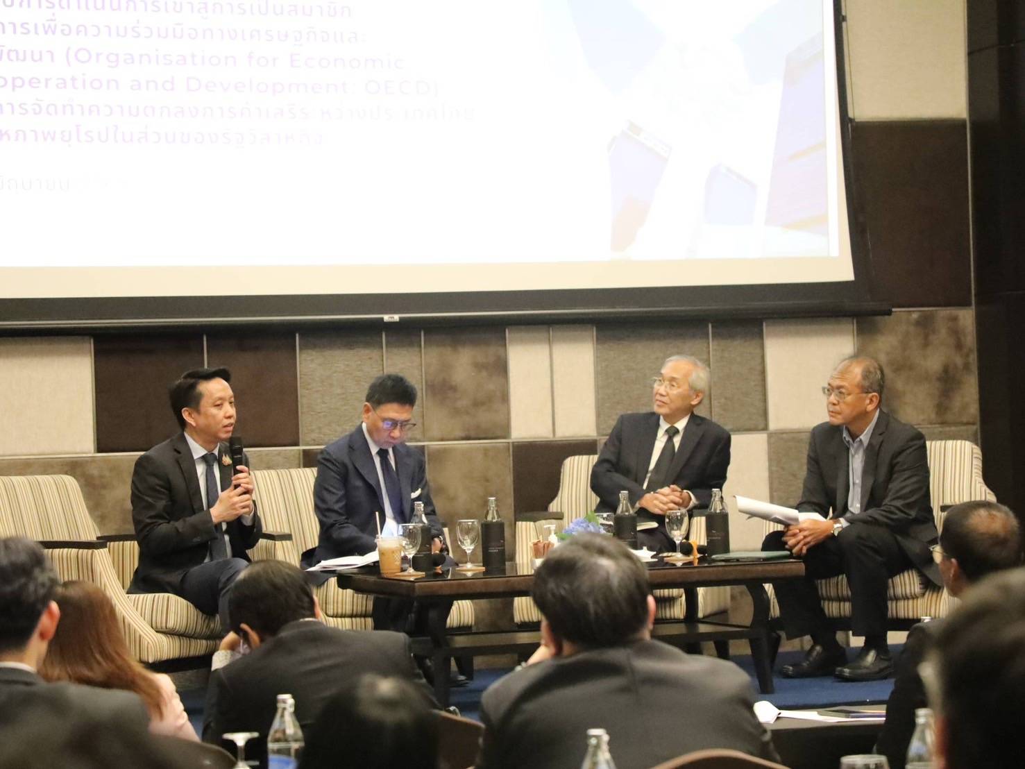 สำนักงานคณะกรรมการนโยบายรัฐวิสาหกิจ จัดงานสัมมนาโครงการศึกษาแนวทางเพื่อสนับสนุนและรองรับการดำเนินการ เข้าสู่การเป็นสมาชิกองค์การเพื่อความร่วมมือทางเศรษฐกิจและการพัฒนา และการจัดทำความตกลงการค้าเสรี ระหว่างประเทศไทย กับสหภาพยุโรปในส่วนของรัฐวิสาหกิจ