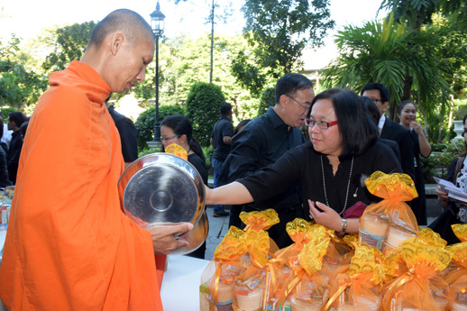 สคร. ร่วมพิธีทำบุญตักบาตรเพื่อถวายเป็นพระราชกุศลแด่ ร.9