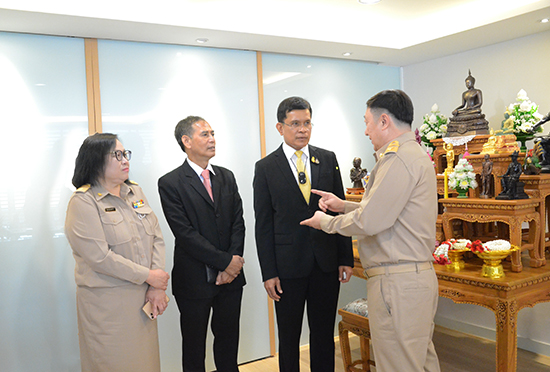 สคร. มอบของที่ระลึกให้ปลัดกระทรวงการคลังเนื่องในโอกาสเกษียณอายุราชการ