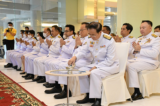 สคร. ร่วมพิธีทำบุญตักบาตรและวางพานพุ่มถวายเครื่องสักการะเนื่องในโอกาสวันคล้ายวันพระบรมราชสมภพ พระบาทสมเด็จพระบรมชนกาธิเบศร มหาภูมิพลอดุลยเดชมหาราช บรมนาถบพิตร