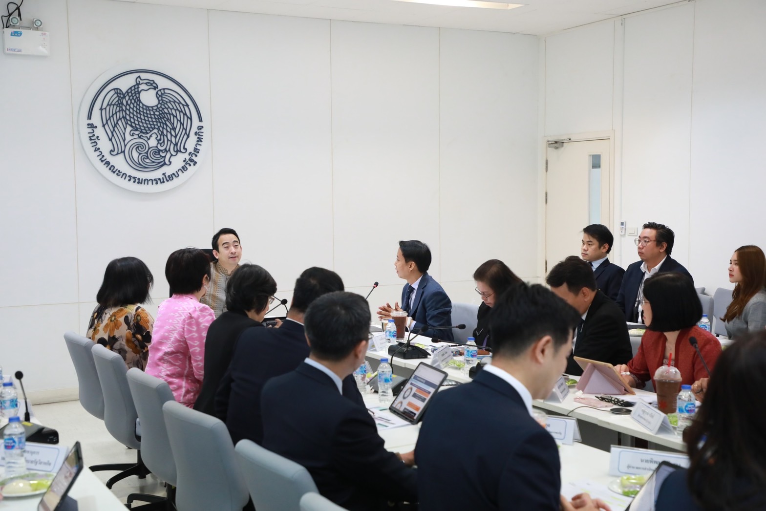 นายเผ่าภูมิ โรจนสกุล รัฐมนตรีช่วยว่าการกระทรวงการคลัง เข้าตรวจเยี่ยมพร้อมมอบนโยบายการปฏิบัติงานให้กับ สคร.