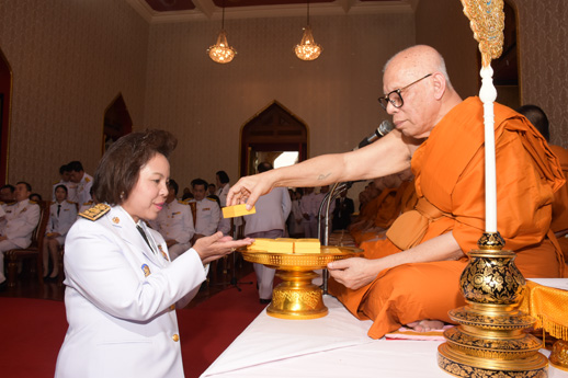 สคร. ร่วมพิธีถวายผ้าพระกฐินพระราชทานกระทรวงการคลัง ประจำปี พ.ศ. 2560