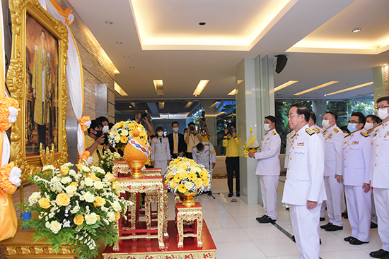 สคร. ร่วมพิธีทำบุญตักบาตรและวางพานพุ่มถวายเครื่องสักการะเนื่องในโอกาสวันคล้ายวันพระบรมราชสมภพ พระบาทสมเด็จพระบรมชนกาธิเบศร มหาภูมิพลอดุลยเดชมหาราช บรมนาถบพิตร