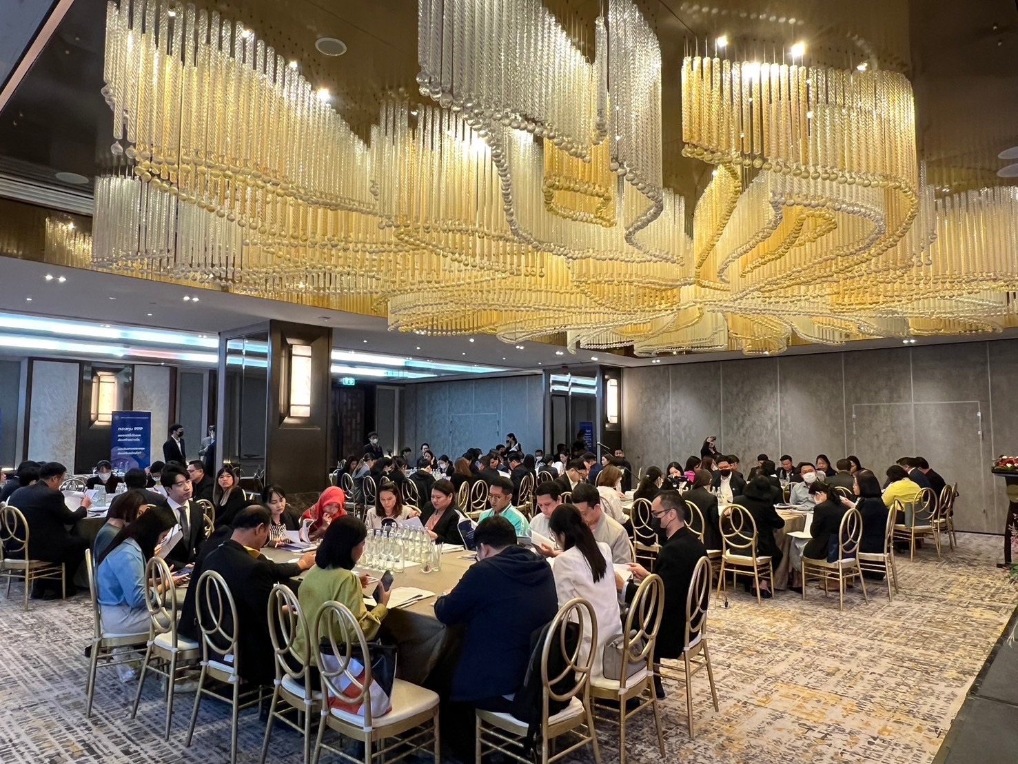 สำนักงานคณะกรรมการนโยบายรัฐวิสาหกิจ (สคร.) ได้จัดการอบรมเชิงปฏิบัติการเกี่ยวกับการร่วมลงทุนระหว่างรัฐและเอกชน