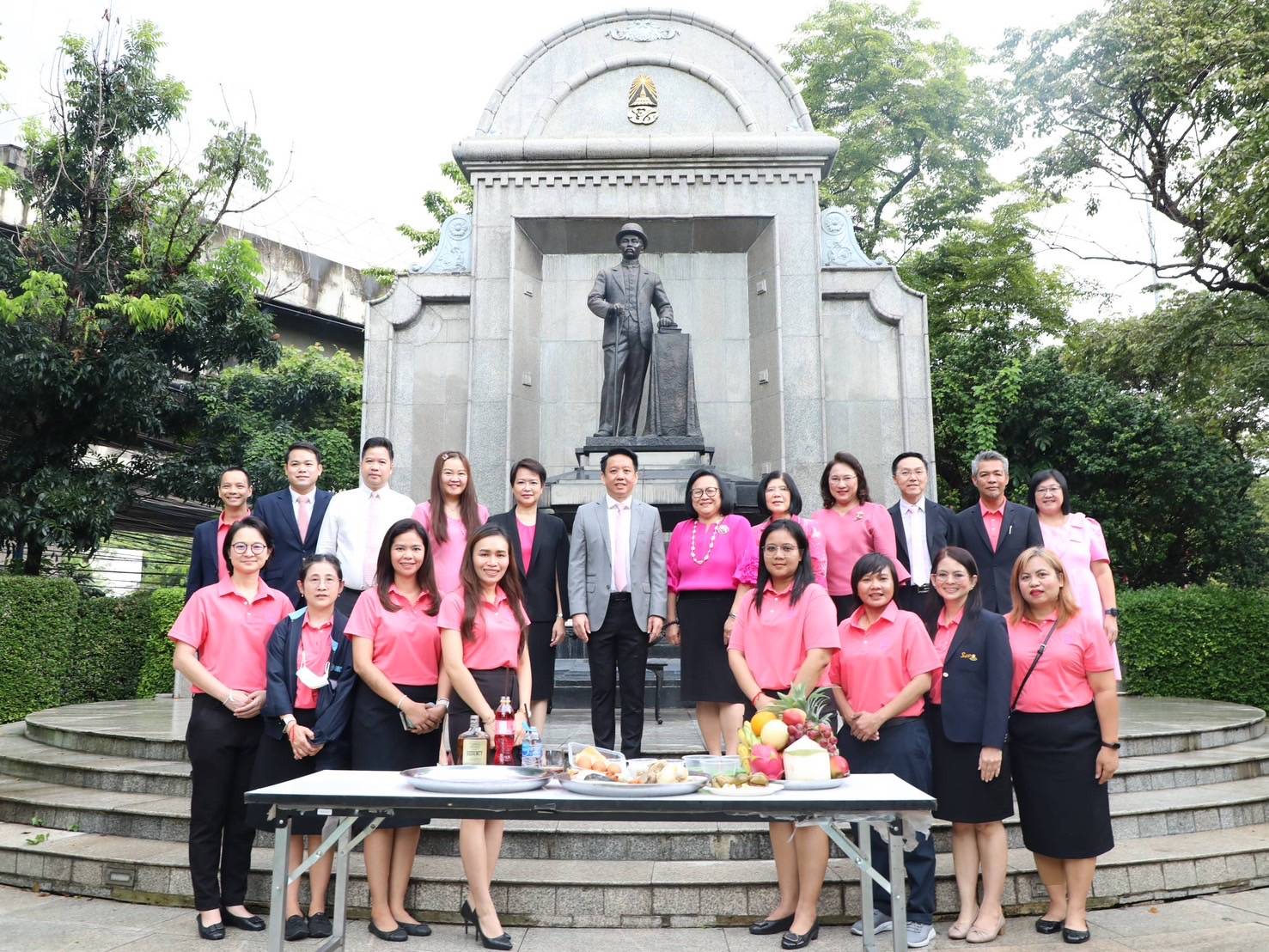 สำนักงานคณะกรรมการนโยบายรัฐวิสาหกิจ (สคร.) เข้าสักการะสิ่งศักดิ์สิทธิ์ประจำกระทรวงการคลัง และสิ่งศักดิ์สิทธิ์ประจำ สคร. เนื่องในโอกาสวันคล้ายวันสถาปนา สคร. ครบรอบ 23 ปี 