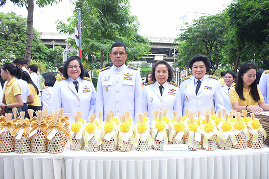 สคร.ร่วมพิธีทำบุญตักบาตรพระสงฆ์ ถวายสัตย์ปฏิญาณเพื่อเป็นข้าราชการที่ดีและพิธีลงนามถวายพระพร เนื่องในวันเฉลิมพระชนมพรรษาพระบาทสมเด็จพระวชิรเกล้าเจ้าอยู่หัว