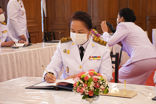 สคร. ร่วมถวายแจกันดอกไม้และลงนามถวายพระพรสมเด็จพระกนิษฐาธิราชเจ้า กรมสมเด็จพระเทพรัตนราชสุดาฯ สยามบรมราชกุมาร