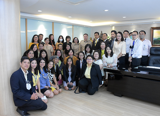สคร. มอบของที่ระลึกให้ปลัดกระทรวงการคลังเนื่องในโอกาสเกษียณอายุราชการ