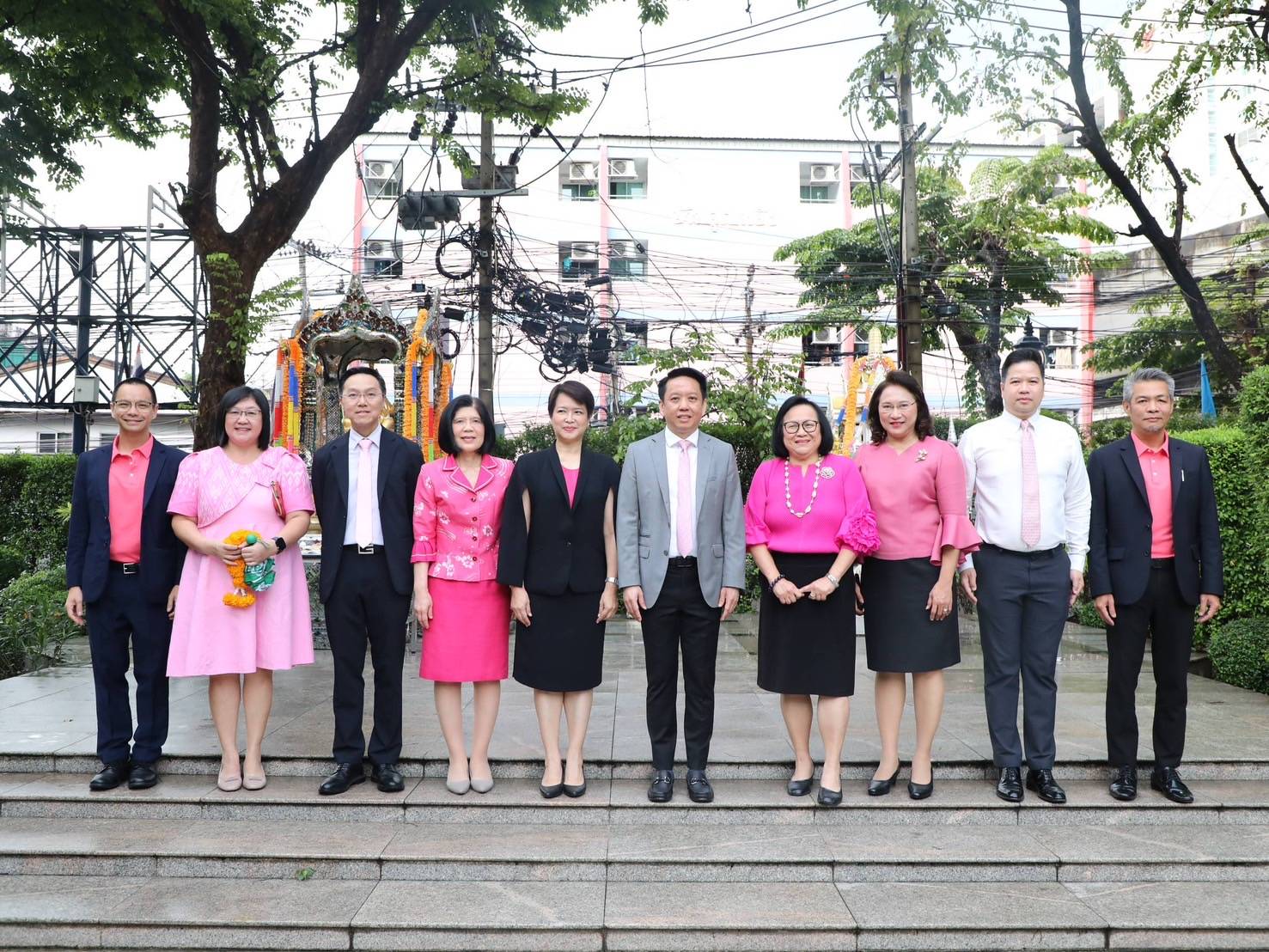 สำนักงานคณะกรรมการนโยบายรัฐวิสาหกิจ (สคร.) เข้าสักการะสิ่งศักดิ์สิทธิ์ประจำกระทรวงการคลัง และสิ่งศักดิ์สิทธิ์ประจำ สคร. เนื่องในโอกาสวันคล้ายวันสถาปนา สคร. ครบรอบ 23 ปี 