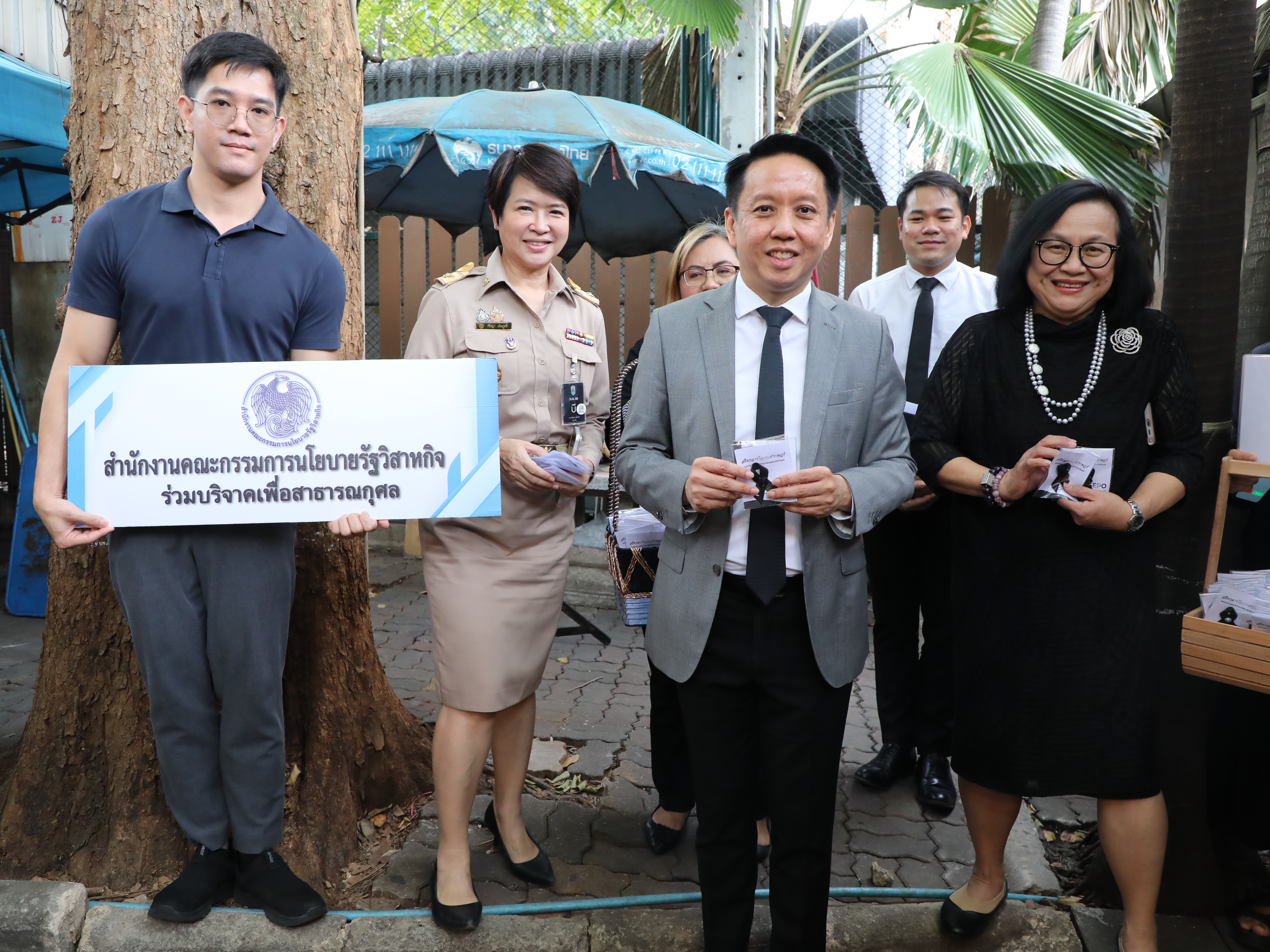 สำนักงานคณะกรรมการนโยบายรัฐวิสาหกิจ จัดกิจกรรมจิตอาสา “รวมพลังแห่งความภักดี” โดยการประดิษฐ์เข็มกลัดโบว์สีดำ เพื่อถวายความอาลัยและน้อมรำลึกในพระมหากรุณาธิคุณของสมเด็จพระนางเจ้าสิริกิติ์ พระบรมราชินีนาถ พระบรมราชชนนีพันปีหลวง