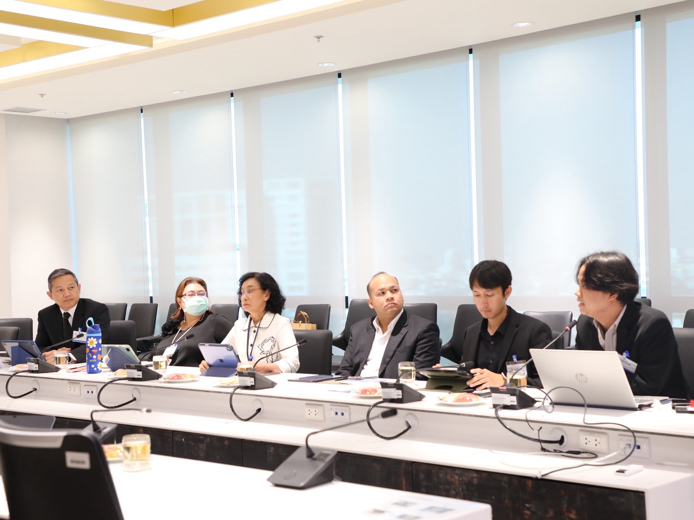 สำนักงาน กขค. เข้าพบ สคร. เพื่อหารือเกี่ยวกับการสำรวจการปฏิบัติตามกฎหมายการแข่งขันทางการค้าและการกำหนดนโยบายและแนวปฏิบัติที่เป็นธรรมของรัฐวิสาหกิจ เมื่อวันที่ 6 มกราคม 2569 ณ ห้องประชุม 15-2 ชั้น 15 สคร.