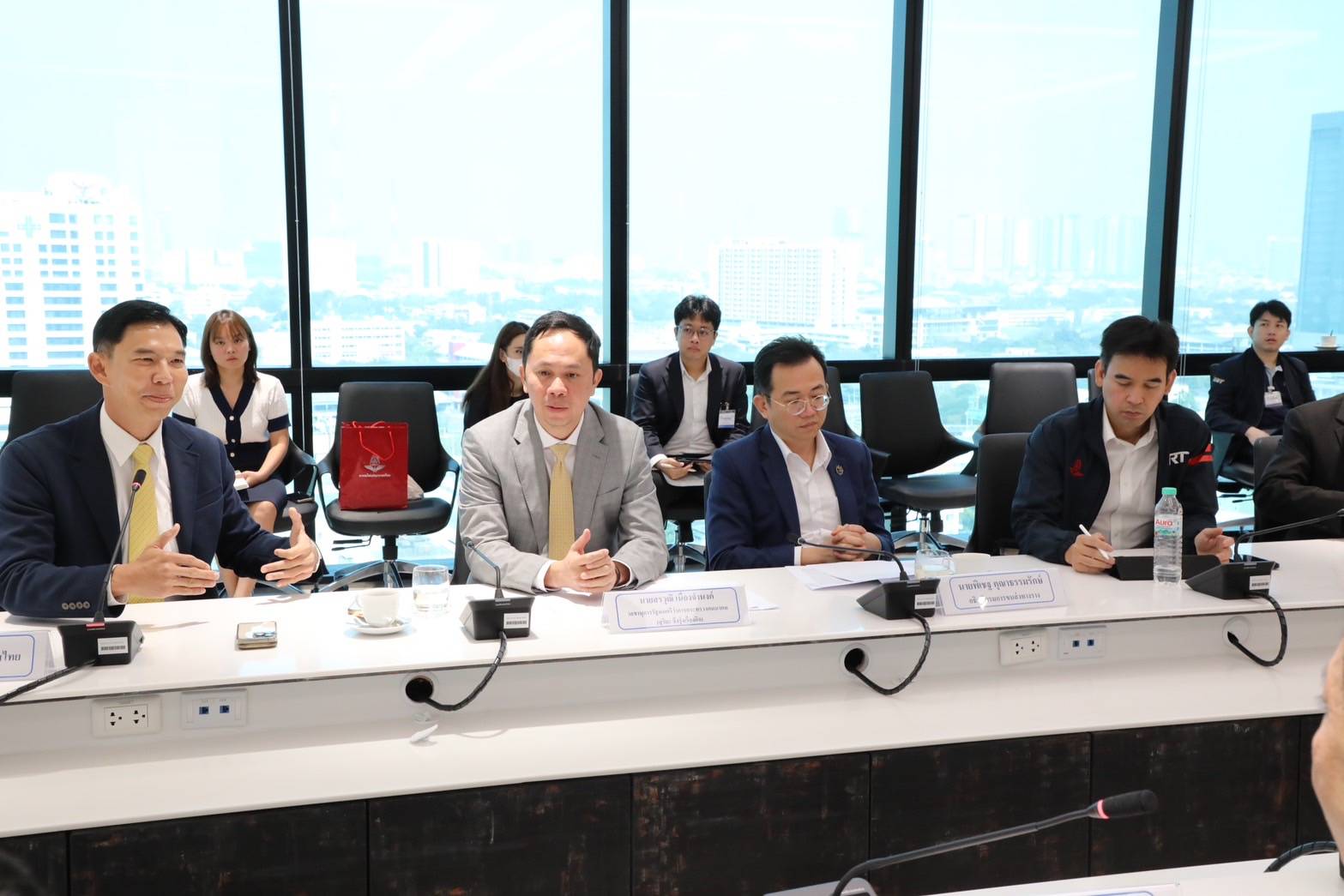 นายธิบดี วัฒนกุล ผู้อำนวยการสำนักงานคณะกรรมการนโยบายรัฐวิสาหกิจ ประชุมหารือกับ เลขานุการรัฐมนตรีว่าการกระทรวงคมนาคมและอธิบดีกรมการขนส่งทางราง เกี่ยวกับร่างพระราชบัญญัติการขนส่งทางราง พ.ศ. ....