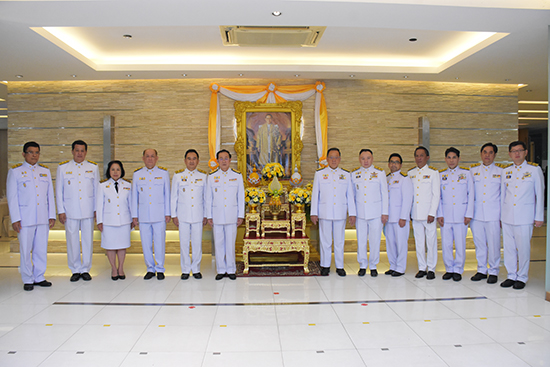 สคร. ร่วมพิธีทำบุญตักบาตรและวางพานพุ่มถวายเครื่องสักการะเนื่องในโอกาสวันคล้ายวันพระบรมราชสมภพ พระบาทสมเด็จพระบรมชนกาธิเบศร มหาภูมิพลอดุลยเดชมหาราช บรมนาถบพิตร