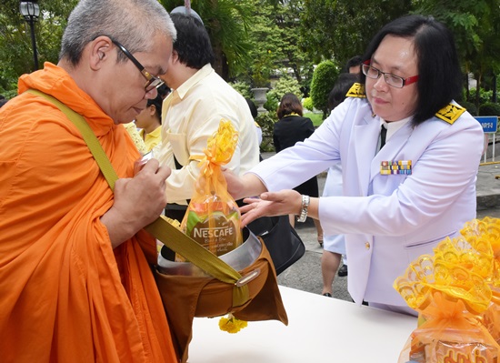 สคร.เข้าร่วมถวายภัตตาหารเช้าแด่พระสงฆ์เพื่อถวายเป็นพระราชกุศลเนื่องในวันเฉลิมพระชนมพรรษา สมเด็จพระเจ้าอยู่หัว 66 พรรษา 