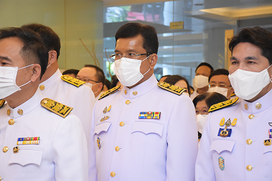 สคร. ร่วมพิธีทำบุญตักบาตรและวางพานพุ่มถวายเครื่องสักการะเนื่องในโอกาสวันคล้ายวันพระบรมราชสมภพ พระบาทสมเด็จพระบรมชนกาธิเบศร มหาภูมิพลอดุลยเดชมหาราช บรมนาถบพิตร