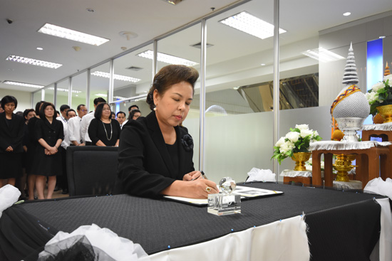 นางปานทิพย์ ศรีพิมล ที่ปรึกษาด้านพัฒนารัฐวิสาหกิจ สคร. ลงนามถวายอาลัยพระบาทสมเด็จพระปรมินทรมหาภูมิพลอดุลยเดช