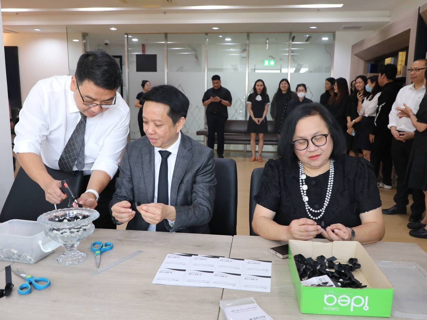 สำนักงานคณะกรรมการนโยบายรัฐวิสาหกิจ จัดกิจกรรมจิตอาสา “รวมพลังแห่งความภักดี” โดยการประดิษฐ์เข็มกลัดโบว์สีดำ เพื่อถวายความอาลัยและน้อมรำลึกในพระมหากรุณาธิคุณ สมเด็จพระนางเจ้าสิริกิติ์ พระบรมราชินีนาถ พระบรมราชชนนีพันปีหลวง เสด็จสวรรคต