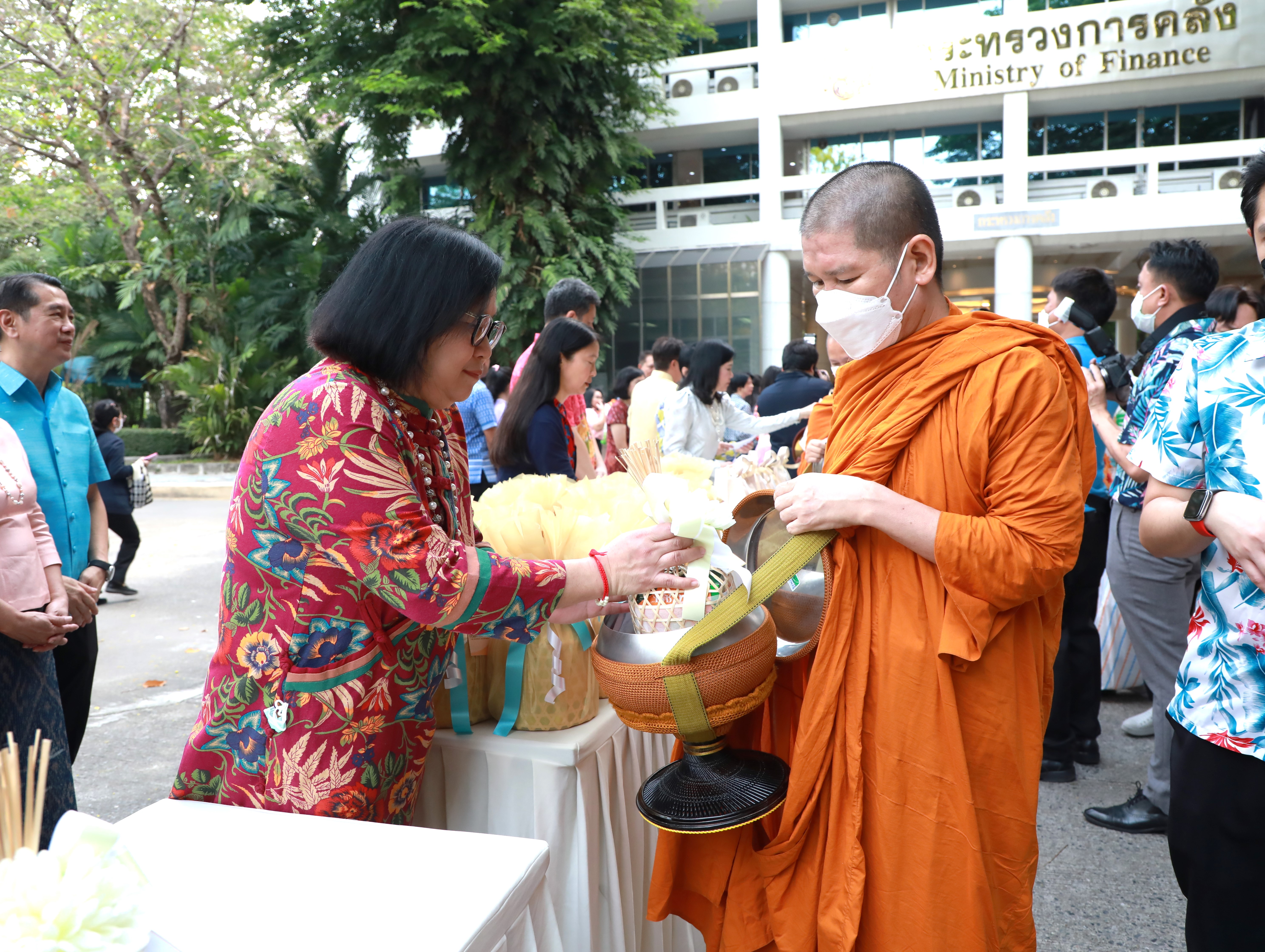 สคร. ได้เข้าร่วมพิธีทำบุญตักบาตร พิธีสรงน้ำพระ พิธีรดน้ำขอพรผู้บริหารระดับสูงกระทรวงการคลัง เนื่องในวันสงกรานต์ พุทธศักราช 2567