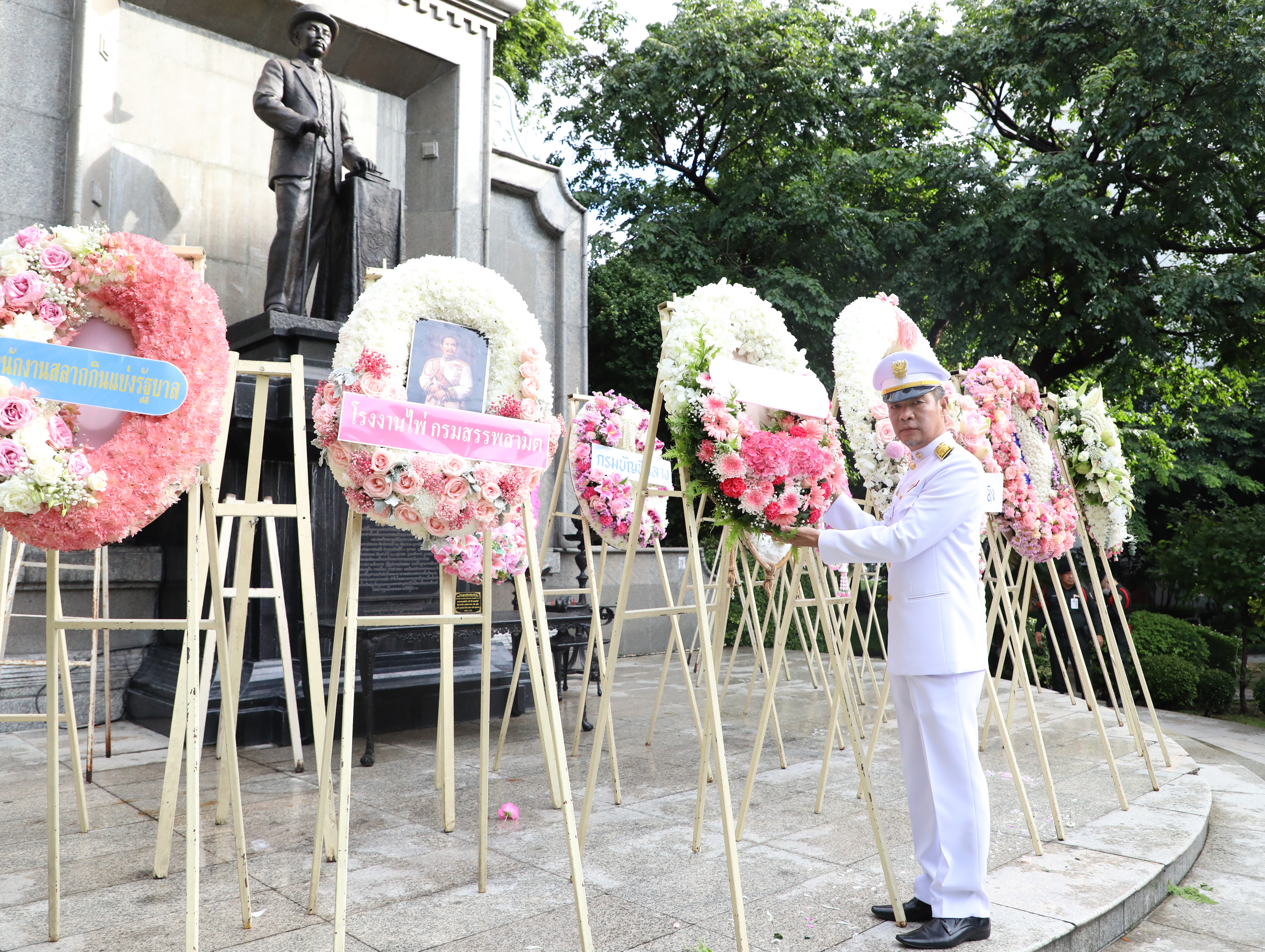 สคร. ร่วมพิธีวางพวงมาลาสักการะพระบรมราชานุสาวรีย์พระบาทสมเด็จพระจุลจอมเกล้าเจ้าอยู่หัว (รัชกาลที่ 5 ) ประจำปี 2567