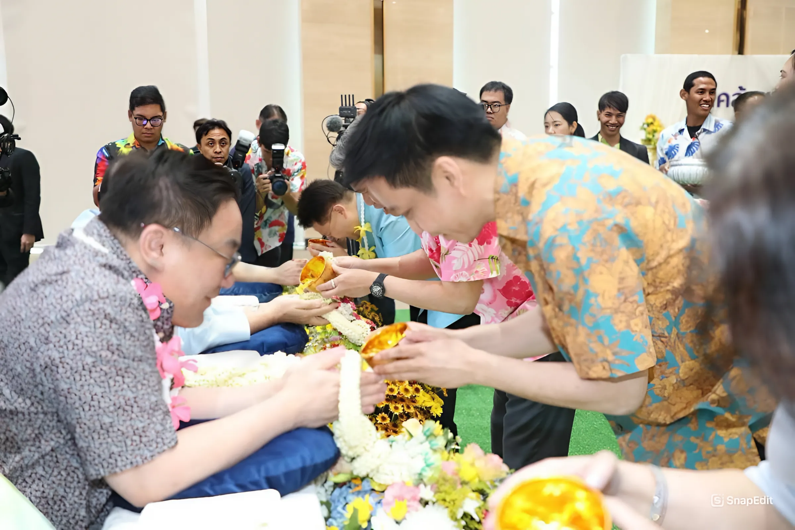 สำนักงานคณะกรรมการนโยบายรัฐวิสาหกิจ เข้าร่วมพิธีสรงน้ำพระพุทธรูป และพิธีรดน้ำขอพรคณะผู้บริหารระดับสูง และอดีตผู้บริหารระดับสูงของกระทรวงการคลัง
