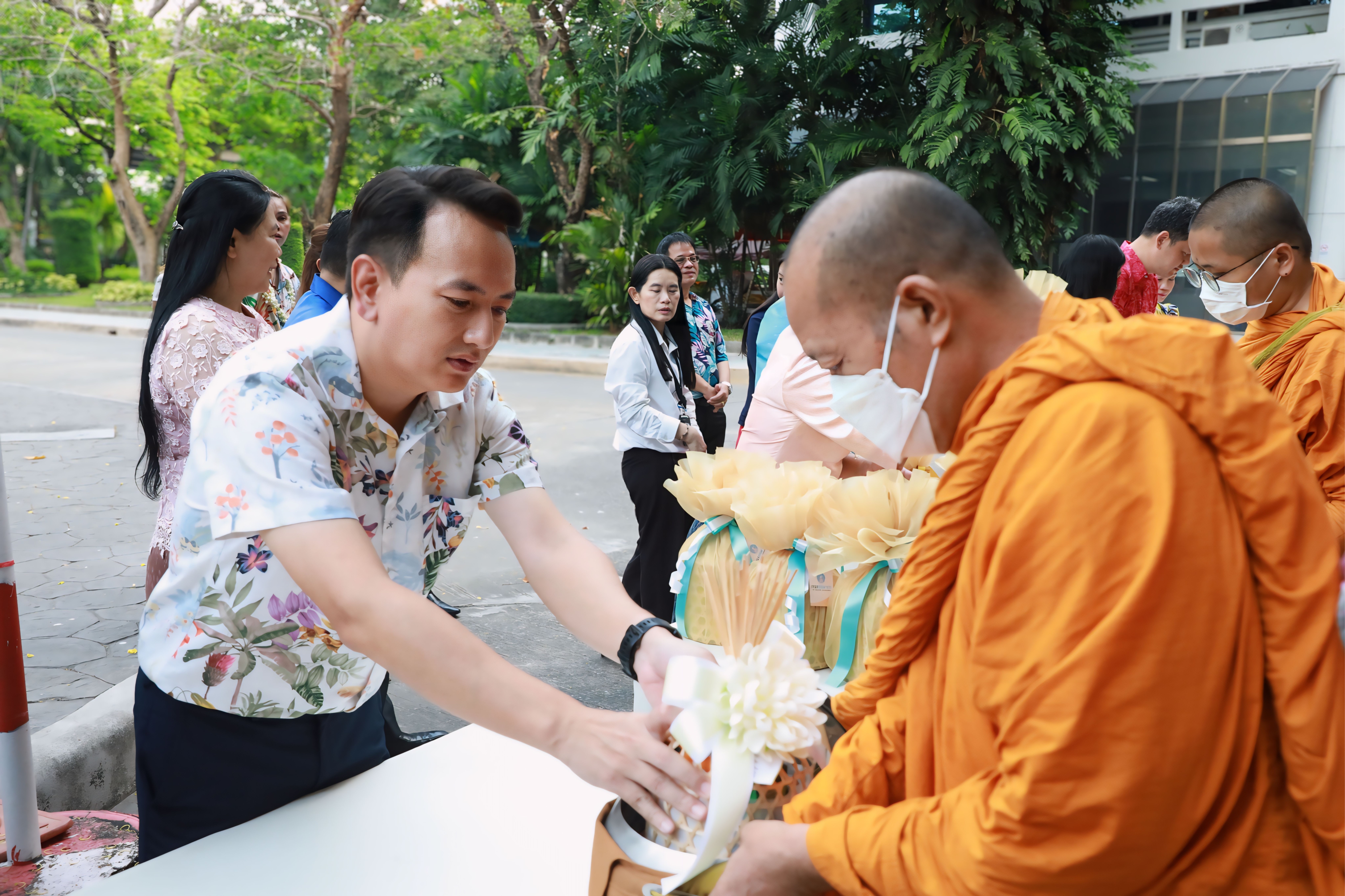 สคร. ได้เข้าร่วมพิธีทำบุญตักบาตร พิธีสรงน้ำพระ พิธีรดน้ำขอพรผู้บริหารระดับสูงกระทรวงการคลัง เนื่องในวันสงกรานต์ พุทธศักราช 2567