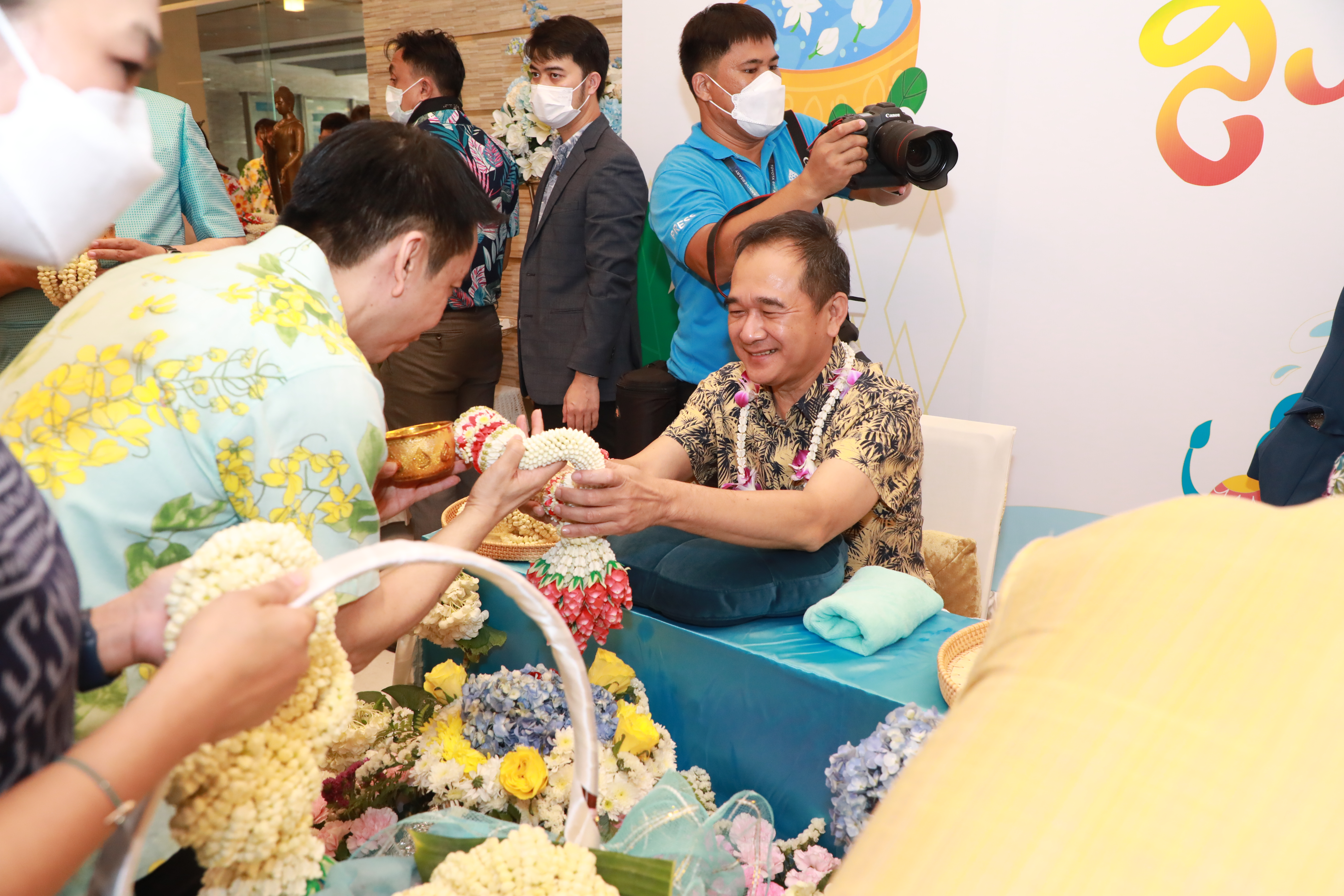 สคร. ได้เข้าร่วมพิธีทำบุญตักบาตร พิธีสรงน้ำพระ พิธีรดน้ำขอพรผู้บริหารระดับสูงกระทรวงการคลัง เนื่องในวันสงกรานต์ พุทธศักราช 2567