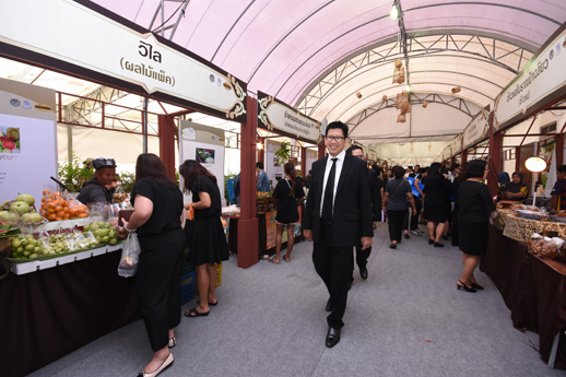 นายเอกนิติ นิติทัณฑ์ประภาศ ผู้อำนวยการสำนักงานคณะกรรมการนโยบายรัฐวิสาหกิจ (สคร.) ร่วมพิธีเปิดงานตลาดคลองผดุงกรุงเกษม