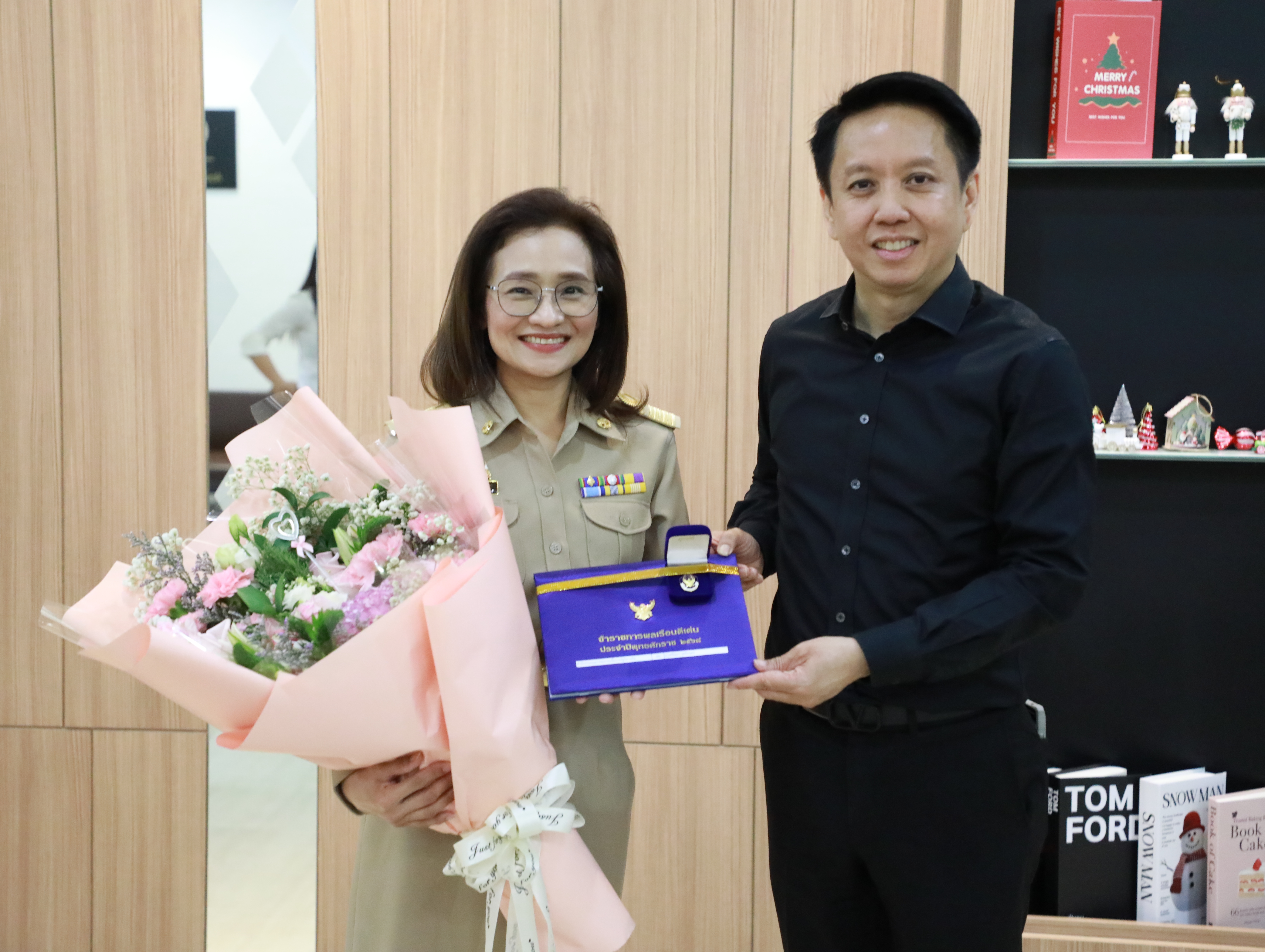 สำนักงานคณะกรรมการนโยบายรัฐวิสาหกิจ แสดงความยินดีกับนางศรินนา  เตมียบุตร ตำแหน่งนักวิเคราะห์รัฐวิสาหกิจชำนาญการพิเศษ เนื่องในโอกาศได้รับการคัดเลือกเป็นข้าราชการพลเรือนดีเด่น ประจำปี พ.ศ. 2568