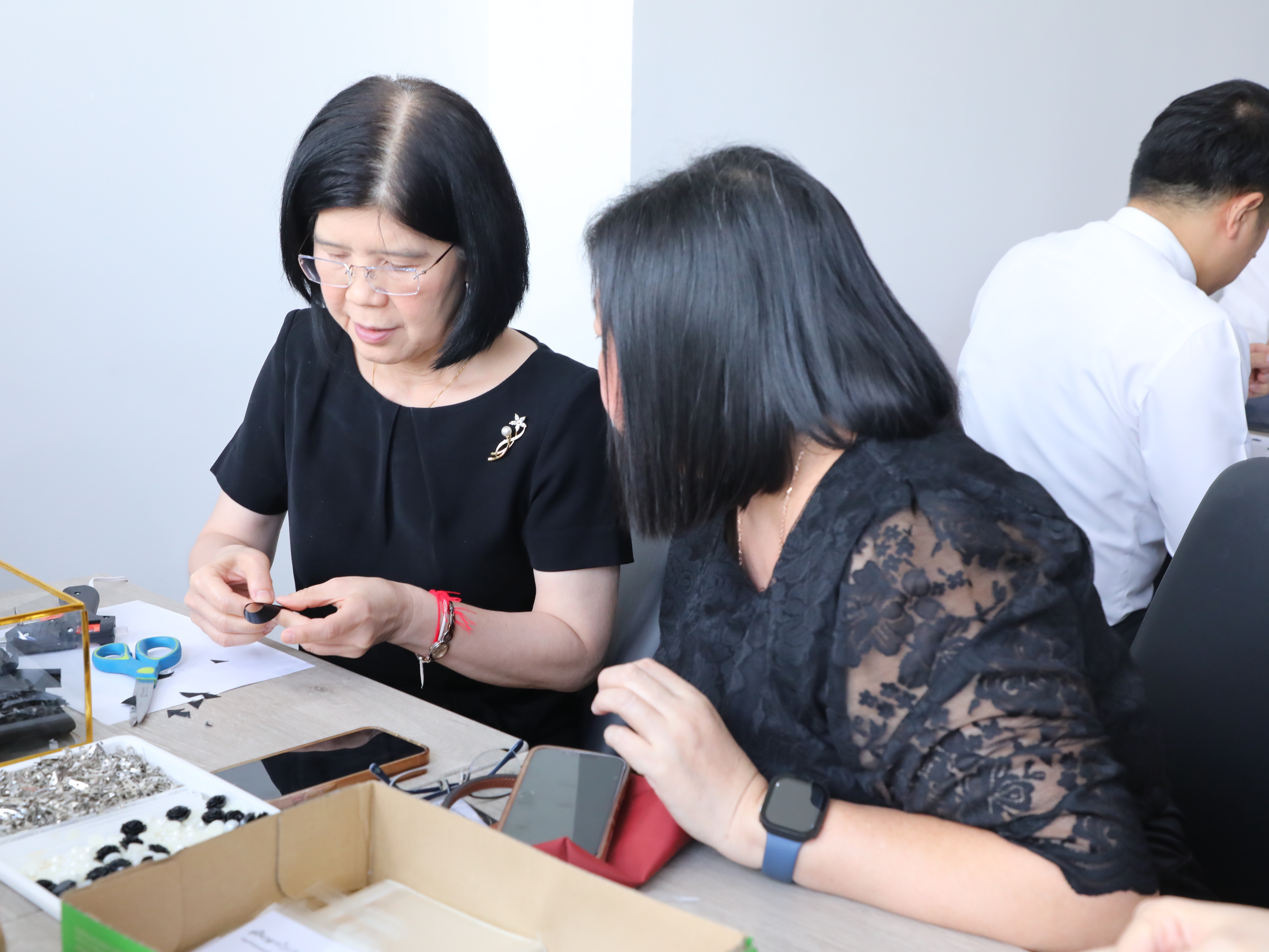 สำนักงานคณะกรรมการนโยบายรัฐวิสาหกิจ จัดกิจกรรมจิตอาสา “รวมพลังแห่งความภักดี” โดยการประดิษฐ์เข็มกลัดโบว์สีดำ เพื่อถวายความอาลัยและน้อมรำลึกในพระมหากรุณาธิคุณ สมเด็จพระนางเจ้าสิริกิติ์ พระบรมราชินีนาถ พระบรมราชชนนีพันปีหลวง เสด็จสวรรคต