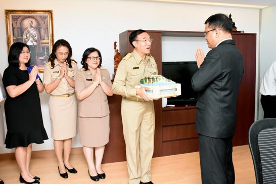 นายภูมิศักดิ์ อรัญญาเกษมสุข ที่ปรึกษาด้านการประเมินผลรัฐวิสาหกิจ (สคร.)  พร้อมผู้บริหาร และบุคลากร สคร. ร่วมอวยพรปีใหม่ 2560 แด่นายประภาศ คงเอียด รองปลัดกระทรวงการคลัง