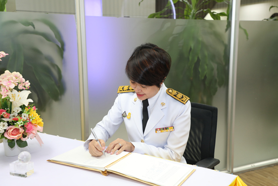 สคร. จัดพิธีถวายพระพรชัยมงคล เเละพิธีถวายสัตย์ปฏิญาณเพื่อเป็นข้าราชการที่ดีเเละพลังของเเผ่นดิน เนื่องในโอกาสวันเฉลิมพระชนมพรรษา พระบาทสมเด็จพระเจ้าอยู่หัว 28 กรกฎาคม 2566