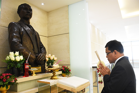 สักการะสิ่งศักดิ์สิทธิ์ประจำกระทรวงการคลัง เนื่องในวันคล้ายวันสถาปนา สคร. ครบรอบ 17 ปี