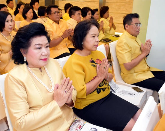 สคร. เข้าร่วมพิธีทำบุญตักบาตร ถวายเป็นพระราชกุศลในหลวง ร.9 เนื่องในวันคล้ายวันสวรรคต 13 ต.ค.61