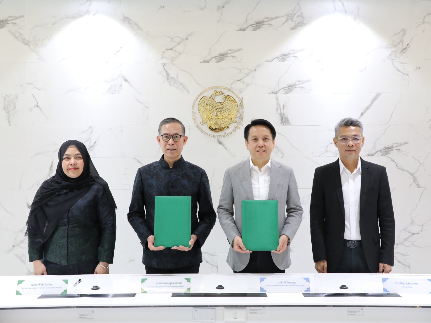 สำนักงานคณะกรรมการนโยบายรัฐวิสาหกิจ โดยนายธิบดี วัฒนกุล ผู้อำนวยการ สคร. และธนาคารอิสลามแห่งประเทศไทย โดยนายทวีลาภ ฤทธาภิรมย์ กรรมการและผู้จัดการ ธอท. ลงนามบันทึกข้อตกลงความร่วมมือด้านการให้บริการทางการเงินตามหลักชะรีอะฮ์ให้แก่บุคลากร สคร