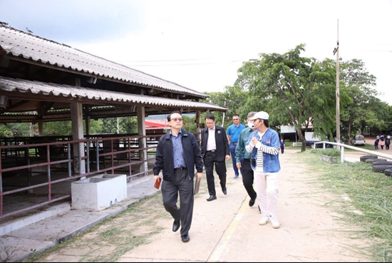 คณะอนุกรรมการประเมินผลการดำเนินงานรัฐวิสาหกิจ สาขาเกษตรและสาขาทรัพยากรธรรมชาติ (คณะอนุกรรมการฯ) และสำนักงานคณะกรรมการนโยบายรัฐวิสาหกิจ (สคร.) ตรวจเยี่ยมและศึกษาดูงานกิจการขององค์การส่งเสริมกิจการโคนมแห่งประเทศไทย (อ.ส.ค.)