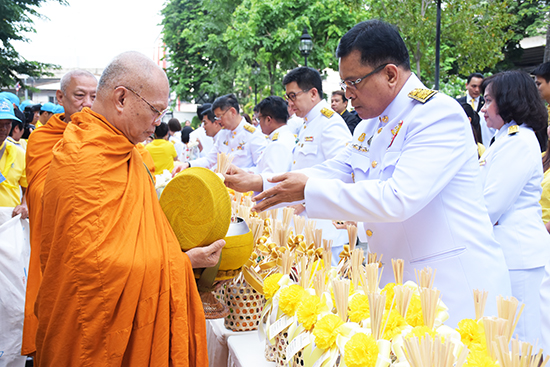สคร.ร่วมพิธีทำบุญตักบาตรพระสงฆ์ ถวายสัตย์ปฏิญาณเพื่อเป็นข้าราชการที่ดีและพิธีลงนามถวายพระพร เนื่องในวันเฉลิมพระชนมพรรษาพระบาทสมเด็จพระวชิรเกล้าเจ้าอยู่หัว