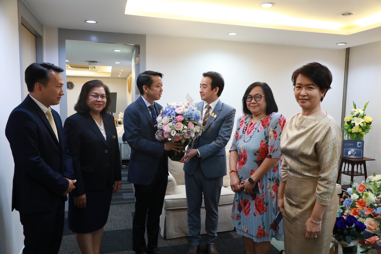       สำนักงานคณะกรรมการนโยบายรัฐวิสาหกิจ (สคร.) เข้าร่วมแสดงความยินดีกับ นายเผ่าภูมิ โรจนสกุล เนื่องในโอกาสได้รับพระมหากรุณาธิคุณโปรดเกล้าฯ ให้ดำรงตำแหน่งรัฐมนตรีช่วยว่าการกระทรวงการคลัง 