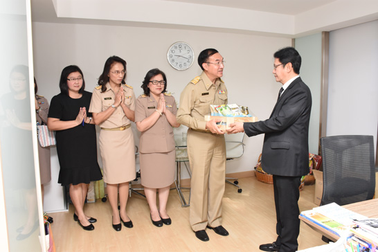 นายภูมิศักดิ์ อรัญญาเกษมสุข ที่ปรึกษาด้านการประเมินผลรัฐวิสาหกิจ (สคร.) พร้อมผู้บริหาร และบุคลากร สคร. ร่วมอวยพรปีใหม่ 2560 แด่ะนายนรินทร์ กัลยาณมิตร หัวหน้าผู้ตรวจราชการกระทรวงการคลัง