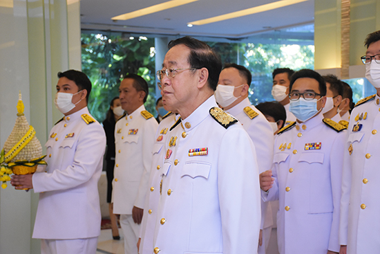 สคร. ร่วมพิธีทำบุญตักบาตรและวางพานพุ่มถวายเครื่องสักการะเนื่องในโอกาสวันคล้ายวันพระบรมราชสมภพ พระบาทสมเด็จพระบรมชนกาธิเบศร มหาภูมิพลอดุลยเดชมหาราช บรมนาถบพิตร