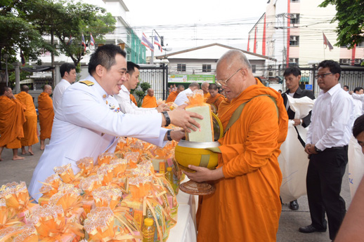 สคร. ร่วมพิธีทำบุญตักบาตรเพื่อเฉลิมพระเกียรติ สมเด็จพระเจ้าอยู่หัวฯ