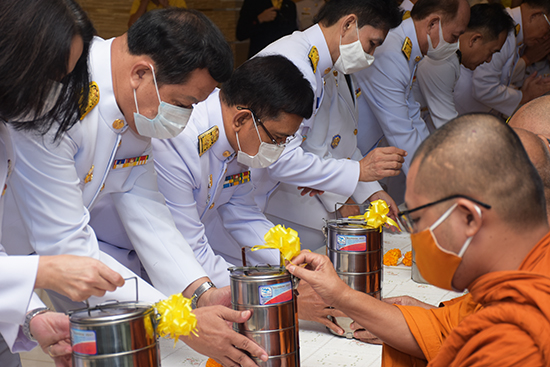 สคร. ร่วมพิธีทำบุญตักบาตรและวางพานพุ่มถวายเครื่องสักการะเนื่องในโอกาสวันคล้ายวันพระบรมราชสมภพ พระบาทสมเด็จพระบรมชนกาธิเบศร มหาภูมิพลอดุลยเดชมหาราช บรมนาถบพิตร