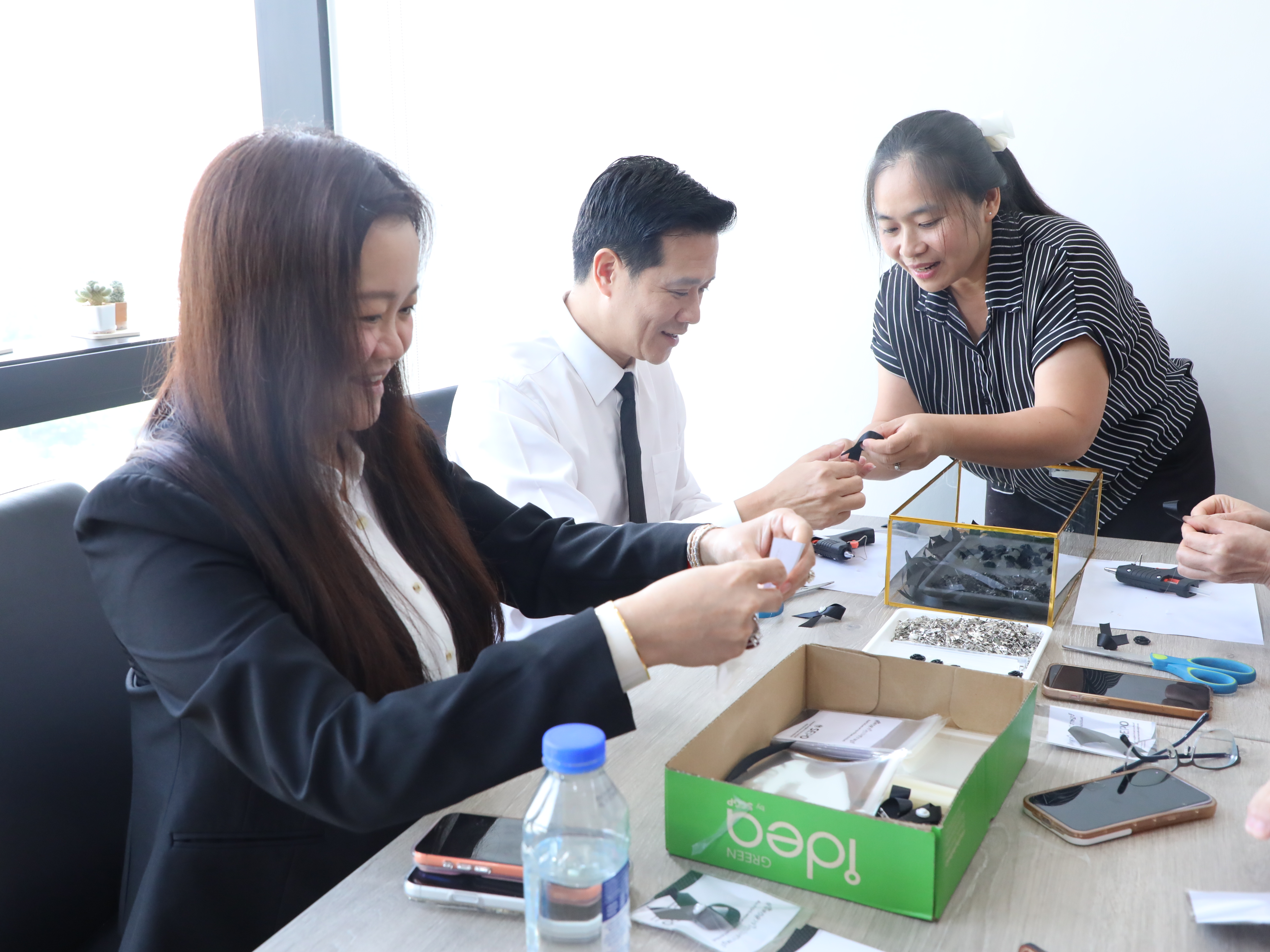 สำนักงานคณะกรรมการนโยบายรัฐวิสาหกิจ จัดกิจกรรมจิตอาสา “รวมพลังแห่งความภักดี” โดยการประดิษฐ์เข็มกลัดโบว์สีดำ เพื่อถวายความอาลัยและน้อมรำลึกในพระมหากรุณาธิคุณ สมเด็จพระนางเจ้าสิริกิติ์ พระบรมราชินีนาถ พระบรมราชชนนีพันปีหลวง เสด็จสวรรคต