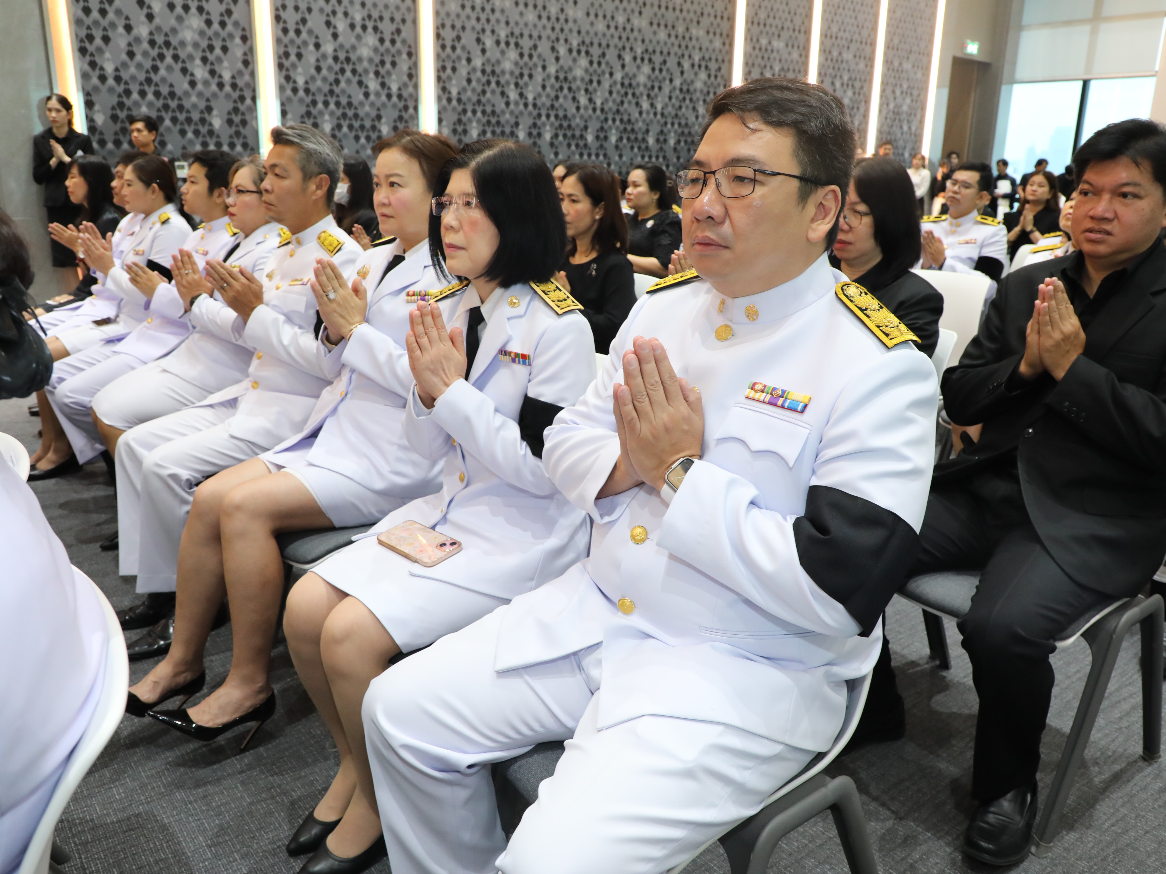 สำนักงานคณะกรรมการนโยบายรัฐวิสาหกิจ เข้าร่วมพิธีบำเพ็ญกุศลปัณรสมวาร (ครบ 15 วัน) พิธีเจริญพระพุทธมนต์ และทำบุญตักบาตรพระสงฆ์ เพื่อถวายเป็นพระราชกุศลแด่สมเด็จพระนางเจ้าสิริกิติ์ พระบรมราชินีนาถ พระบรมราชชนนีพันปีหลวง