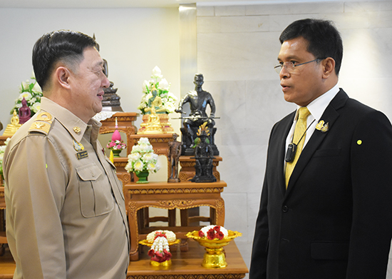 สคร. มอบของที่ระลึกให้ปลัดกระทรวงการคลังเนื่องในโอกาสเกษียณอายุราชการ