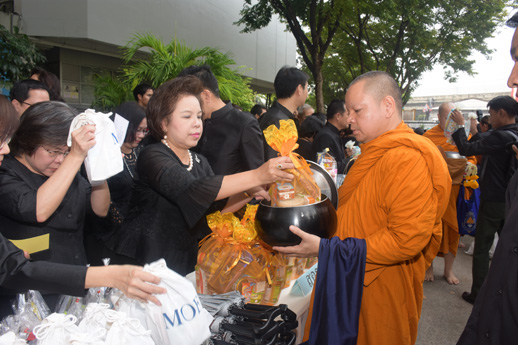 สคร. ร่วมทำบุญตักบาตรเพื่อถวายพระราชกุศลครบรอบ 1 ปี วันสวรรคต พระบาทสมเด็จพระปรมินทรมหาภูมิพลอดุลยเดช บรมนาถบพิตร