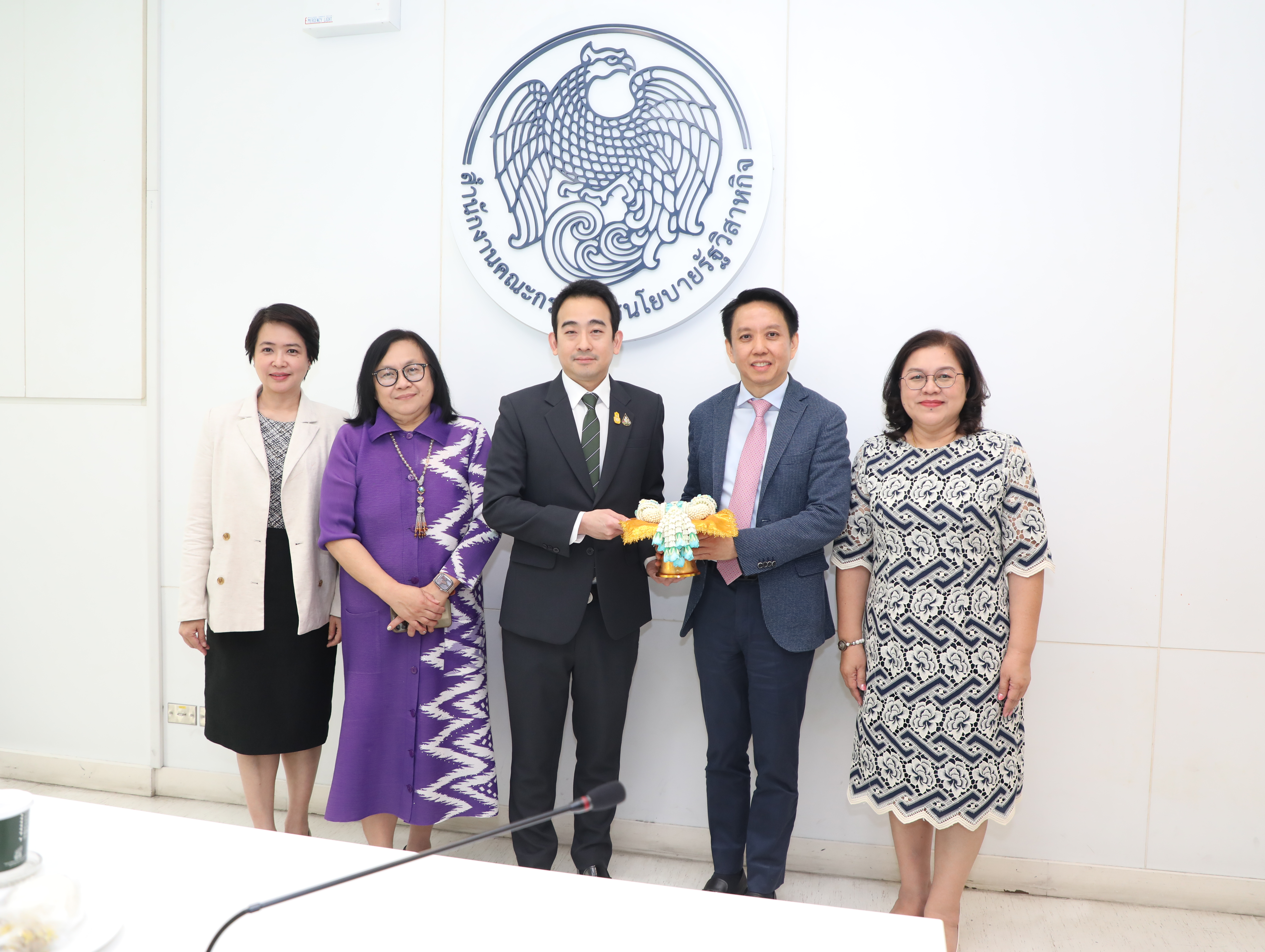 สคร. ร่วมอวยพรและขอพรปีใหม่ พ.ศ. 2567 เลขานุการรัฐมนตรีว่าการกระทรวงการคลัง